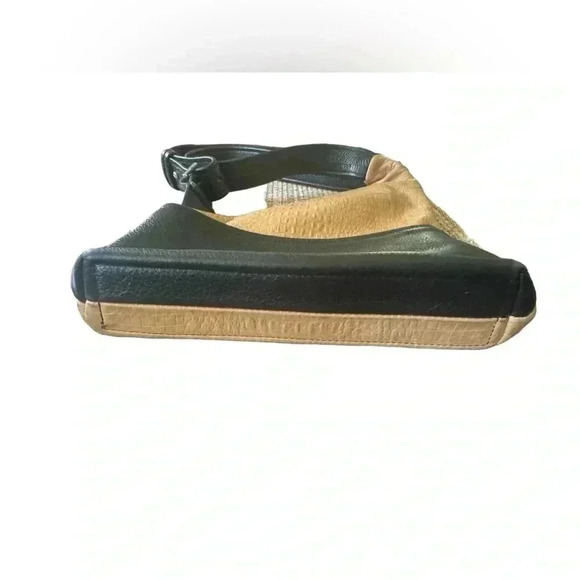 Tom Thomas Leathers Daz Asymmetrical Crossbody - Picture 4 of 15